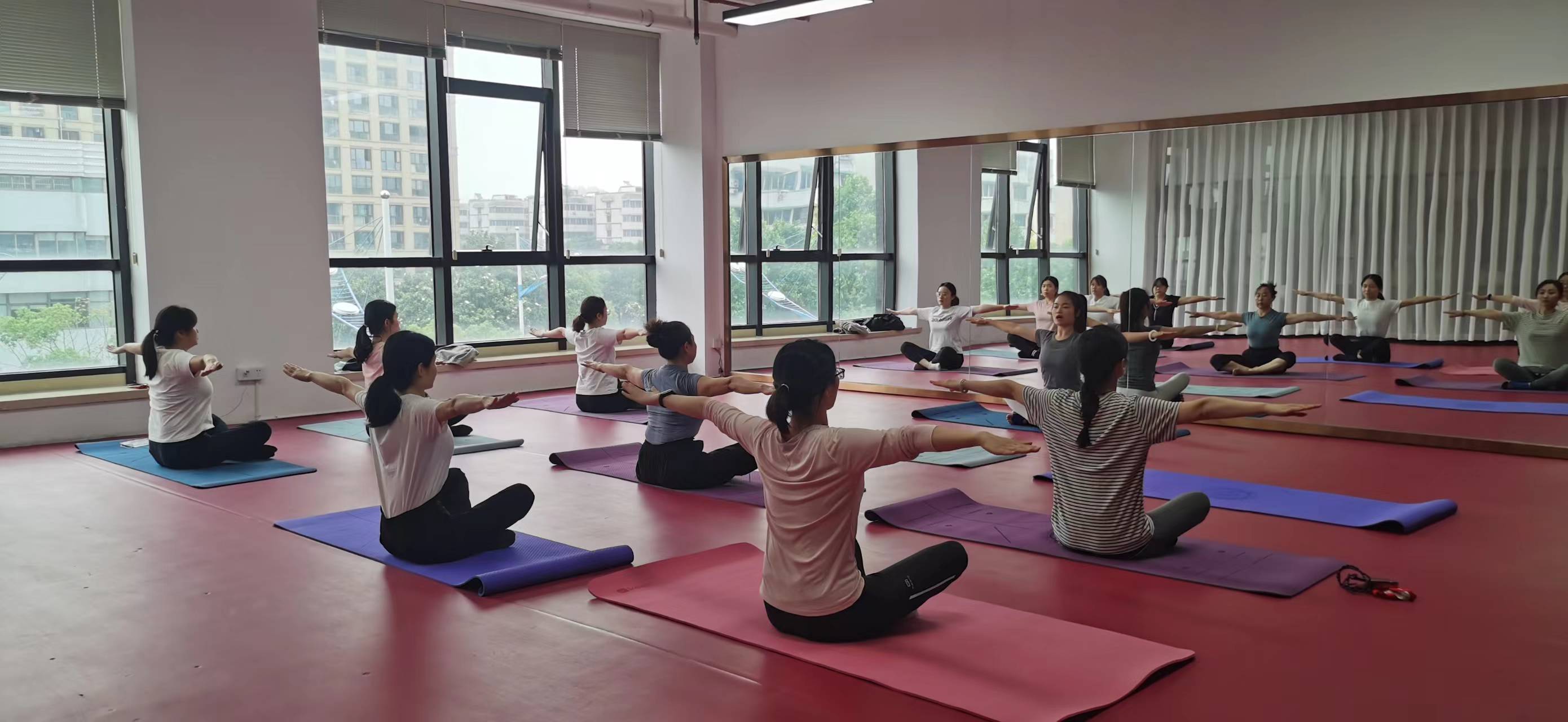 跟随着老师的动作认真学习,放松身心,卸下工作的疲惫,尽情享受瑜伽的