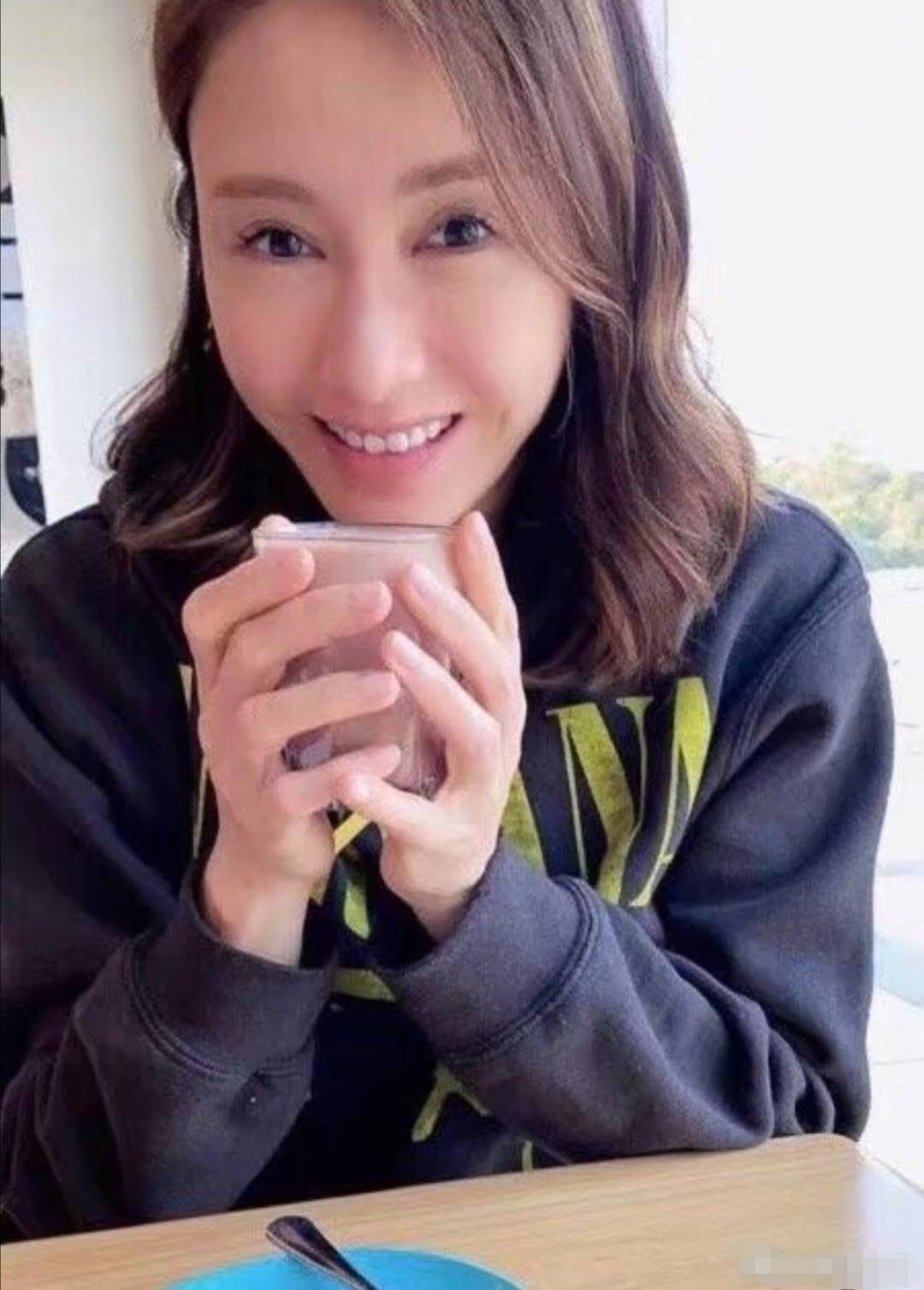 原創48歲凍齡美人黎姿曬素顏照網友仍是女神