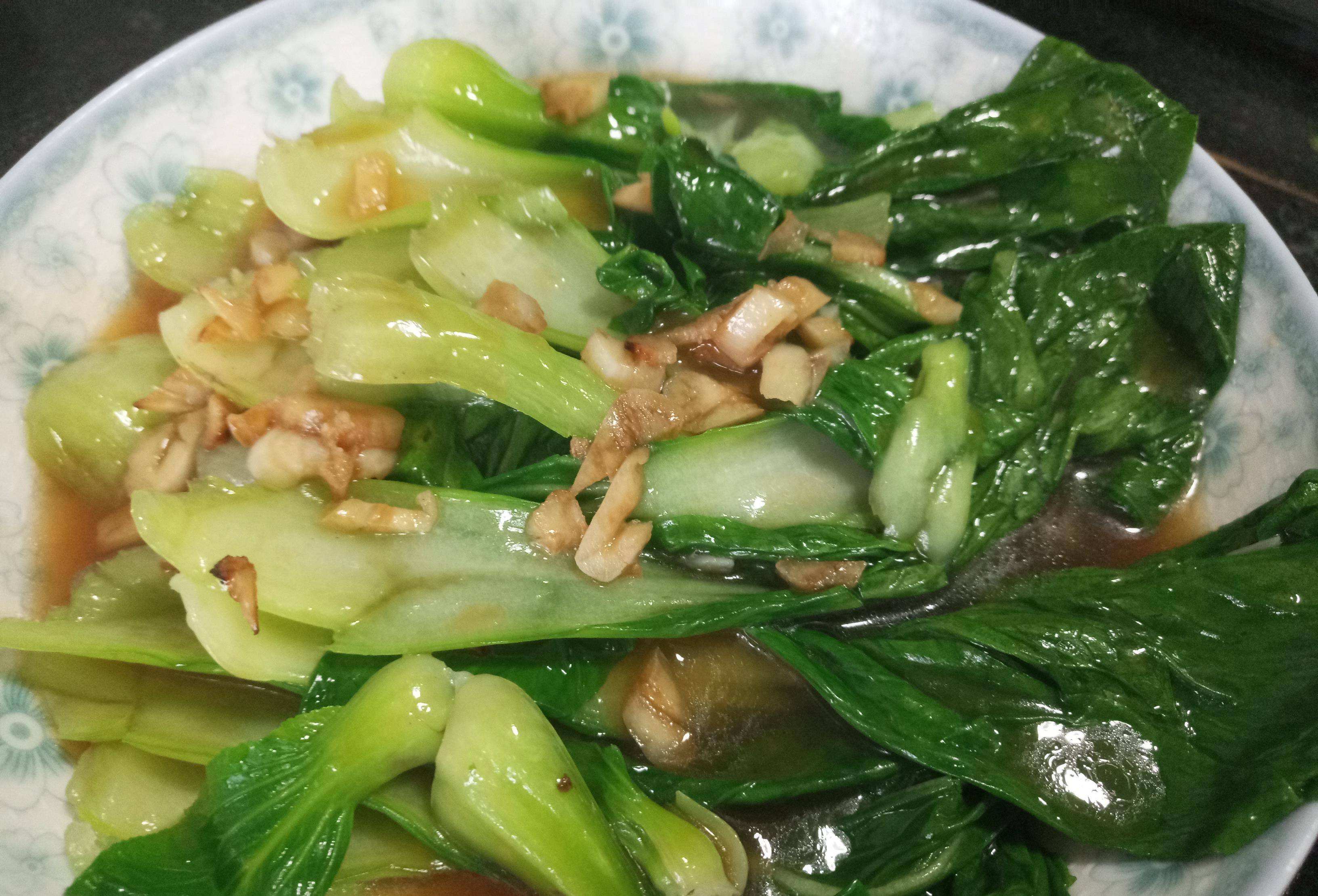 1碟小菜上海青,翠绿鲜嫩的家常素菜,不用炒简单做也能出美味