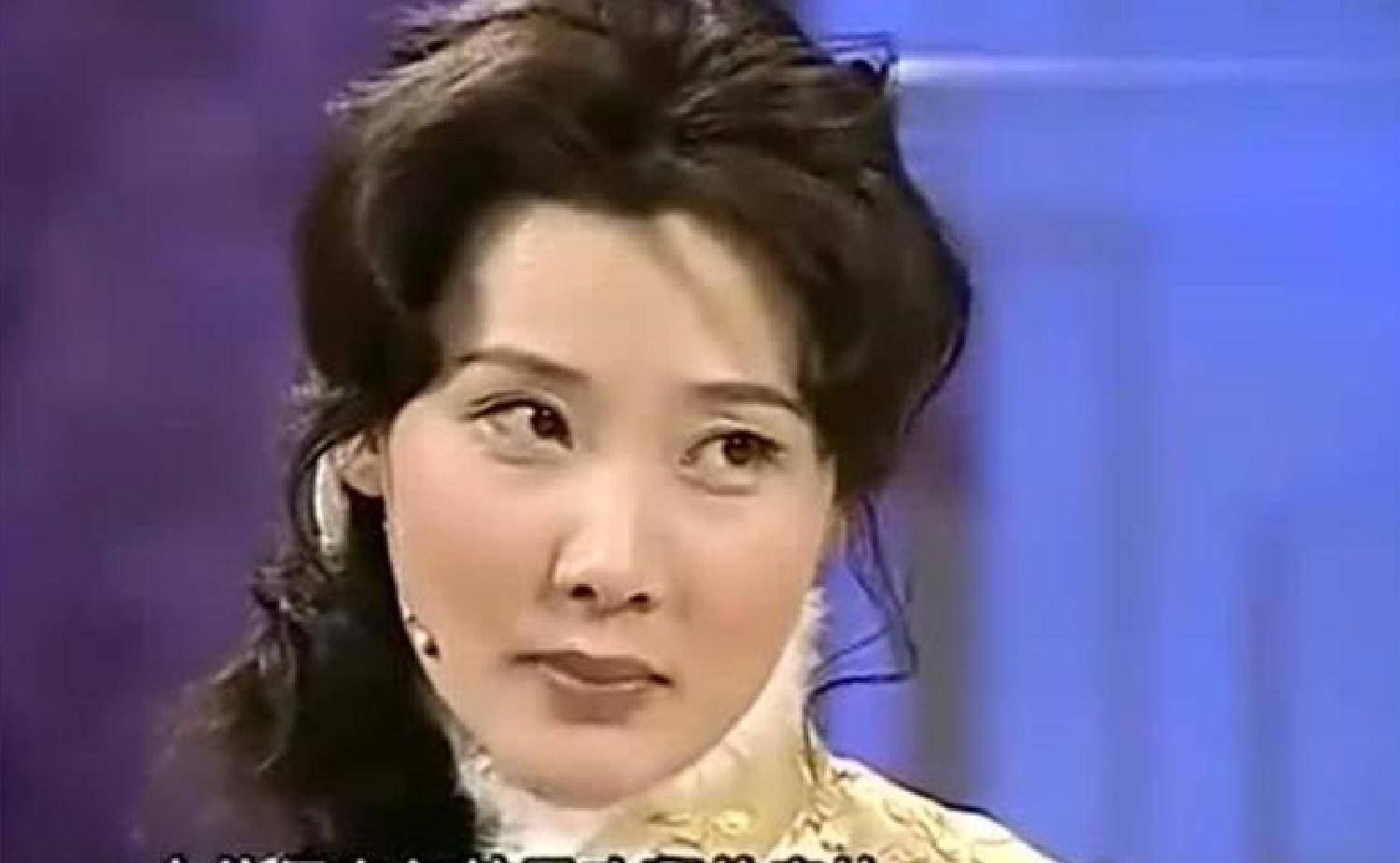 姨太太专业户何赛飞年轻时因长得太美无人敢追父亲终生未娶