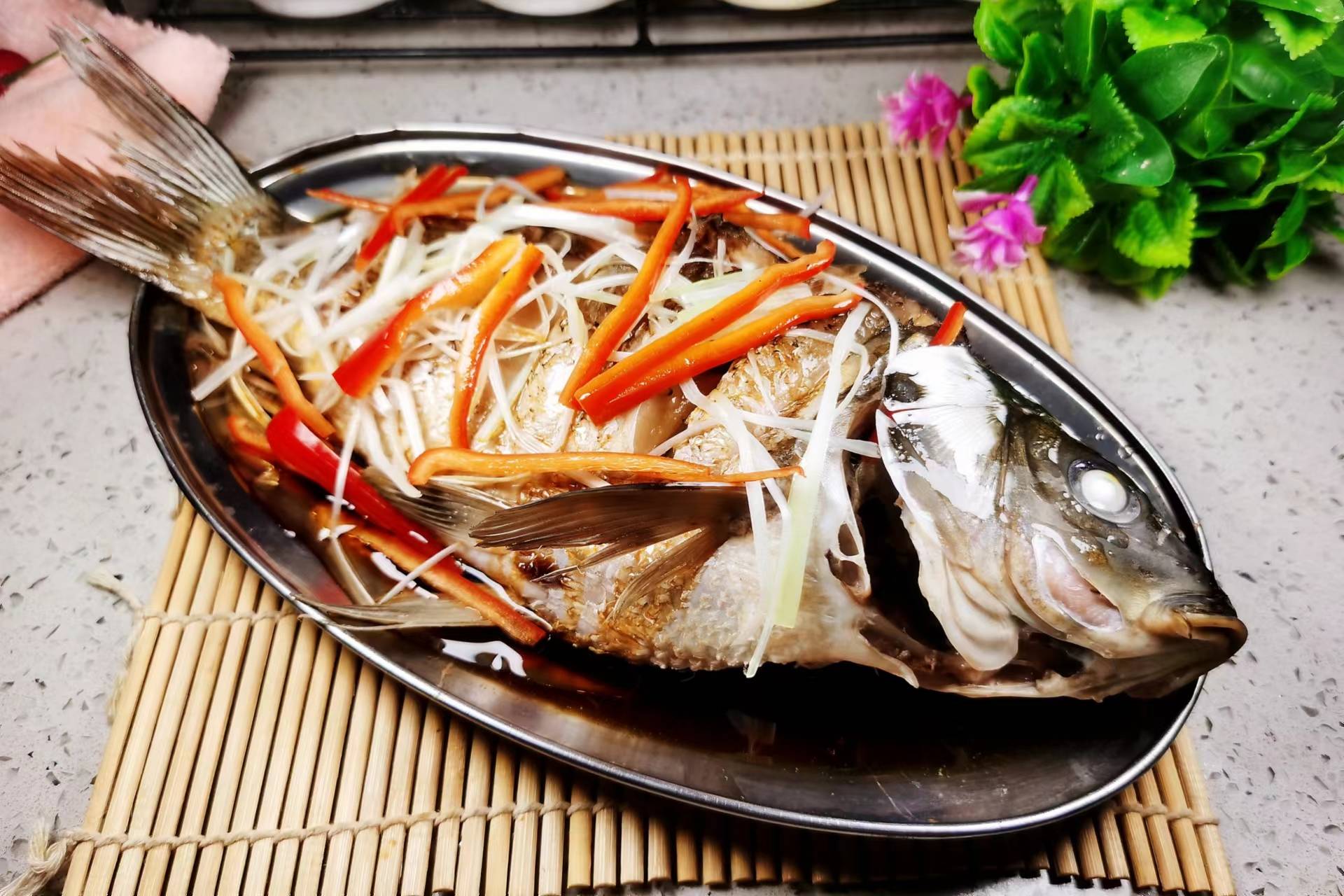 这菜别忘给孩子吃,寓意孩子鱼跃龙门,祝孩子高考顺利_清蒸_鲤鱼_姜丝