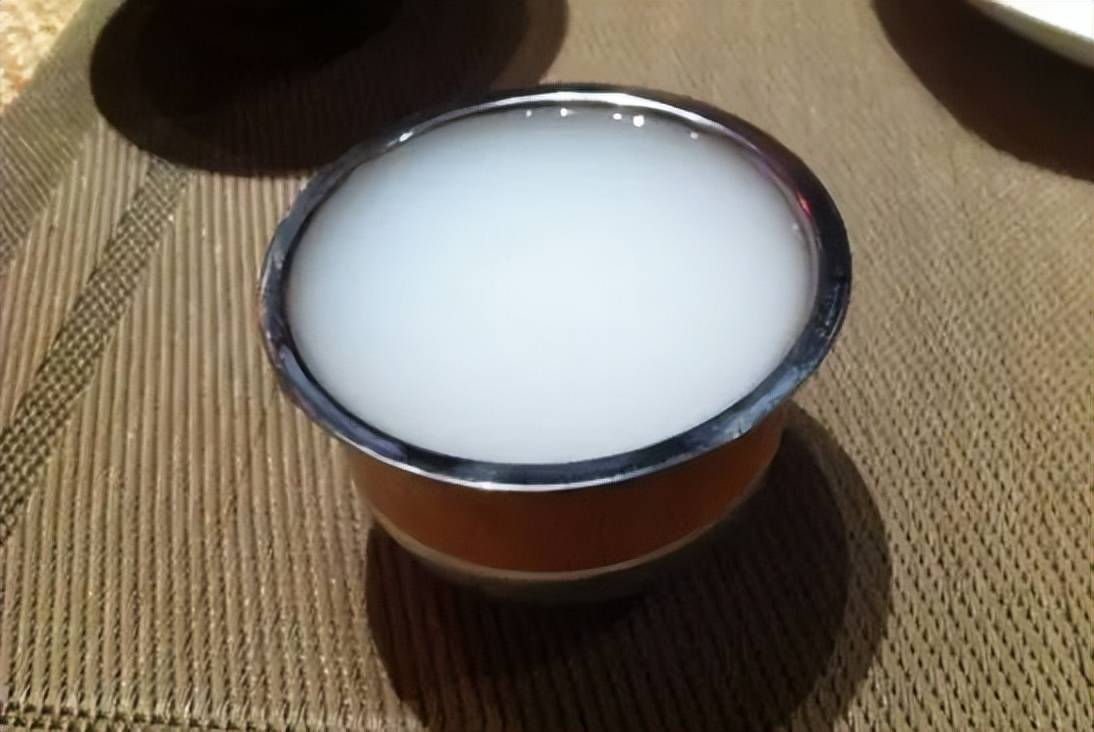 马奶酒蒙古八珍之一六蒸六酿的美味