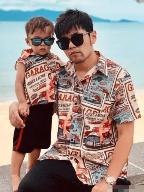 周杰伦晒5岁儿子近照,可爱卷发英伦风十足