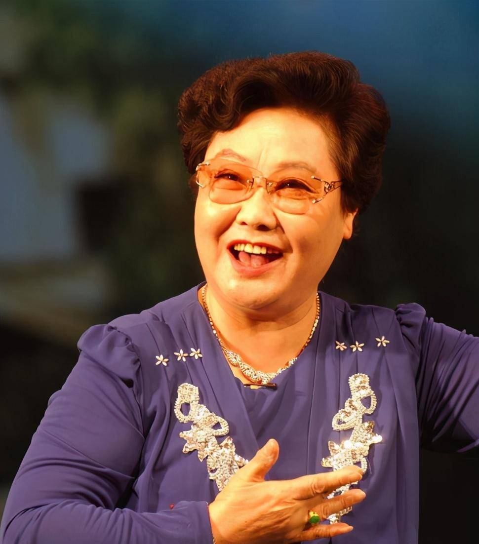 原创歌唱家郭兰英出生被弃30岁脊梁被踩瘫痪91岁至今无儿女