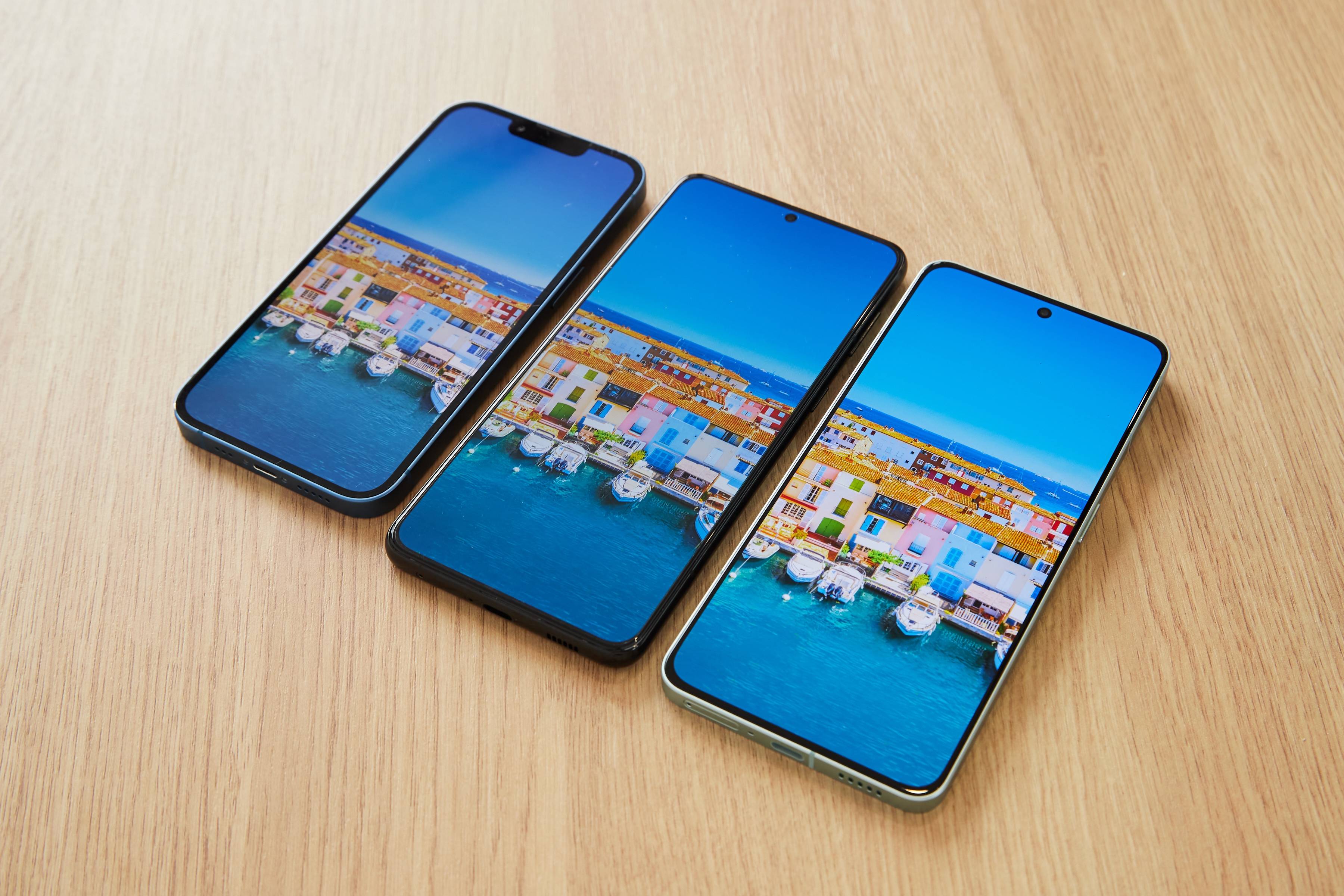 reno8 pro  跟iphone 13 和三星u21 的屏幕对比,不管是正面还是45