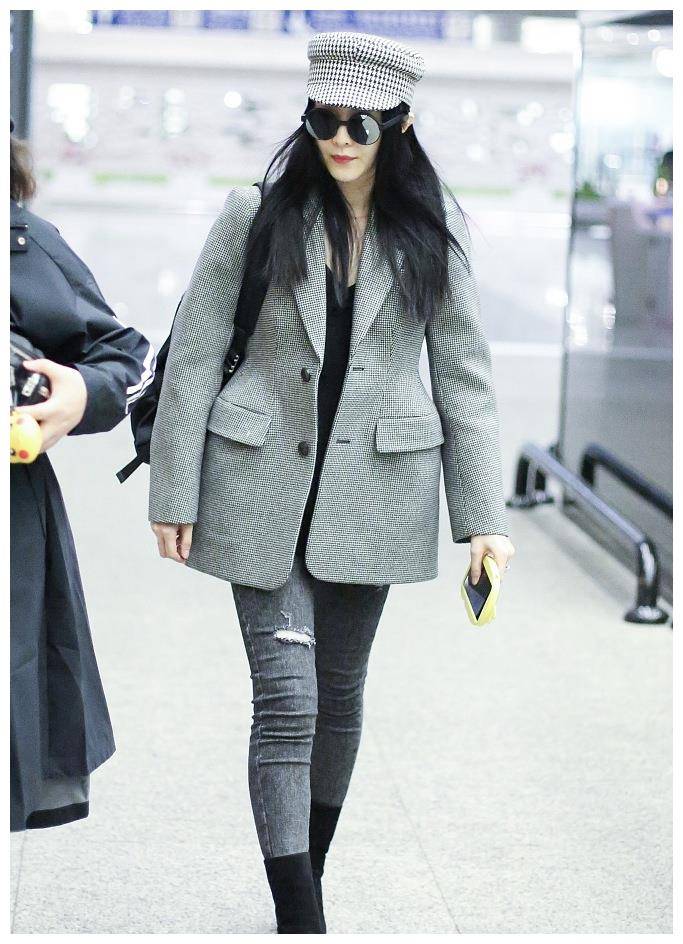 范冰冰高调回归机场秀，格纹西装配高跟短靴，气场两米八！