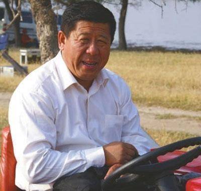 像《插树岭》中的村长马百万,《希望的田野》中的徐大地,《荣誉》中的