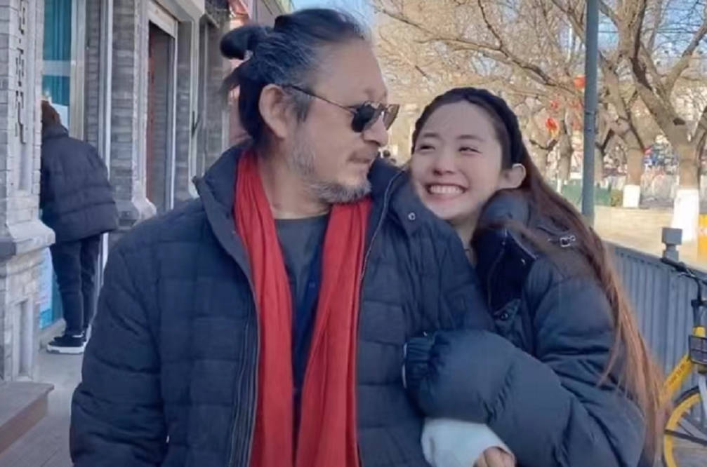 原创三宝与小25岁娇妻秀恩爱54岁已头发花白夫妻同框被指像父女