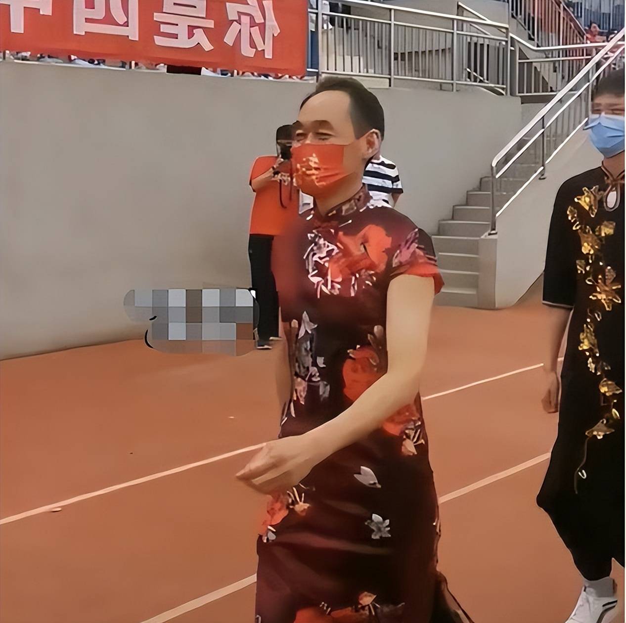 原创高中老师集体穿旗袍为学生送行女教师各有千秋男老师独领风骚