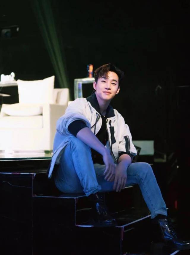 原创刘宪华时尚感太强普通人难以驾驭的深木色绒裤他却穿出时髦感