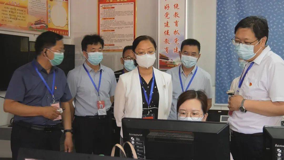 镇平县委书记县长高考首日现场护航确保考试顺利进行