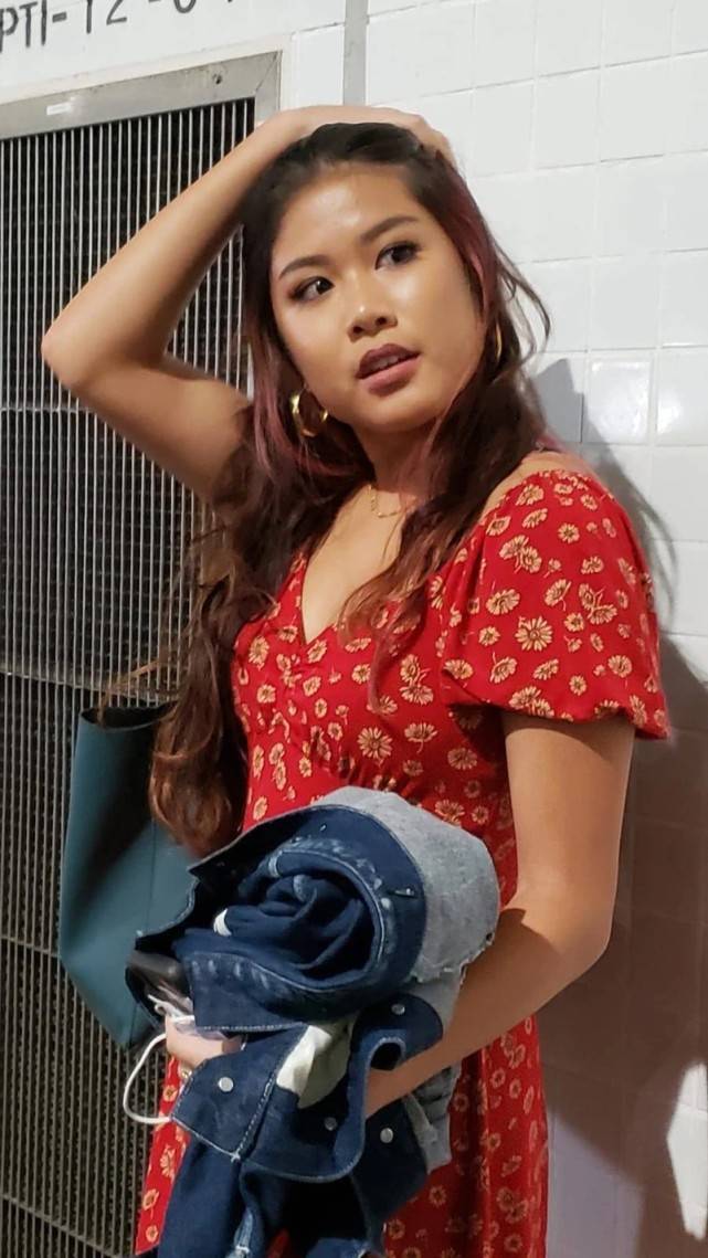 一名不肯透露个人资料的参选者,在哥哥的陪伴下现身,兄妹两人用英语对