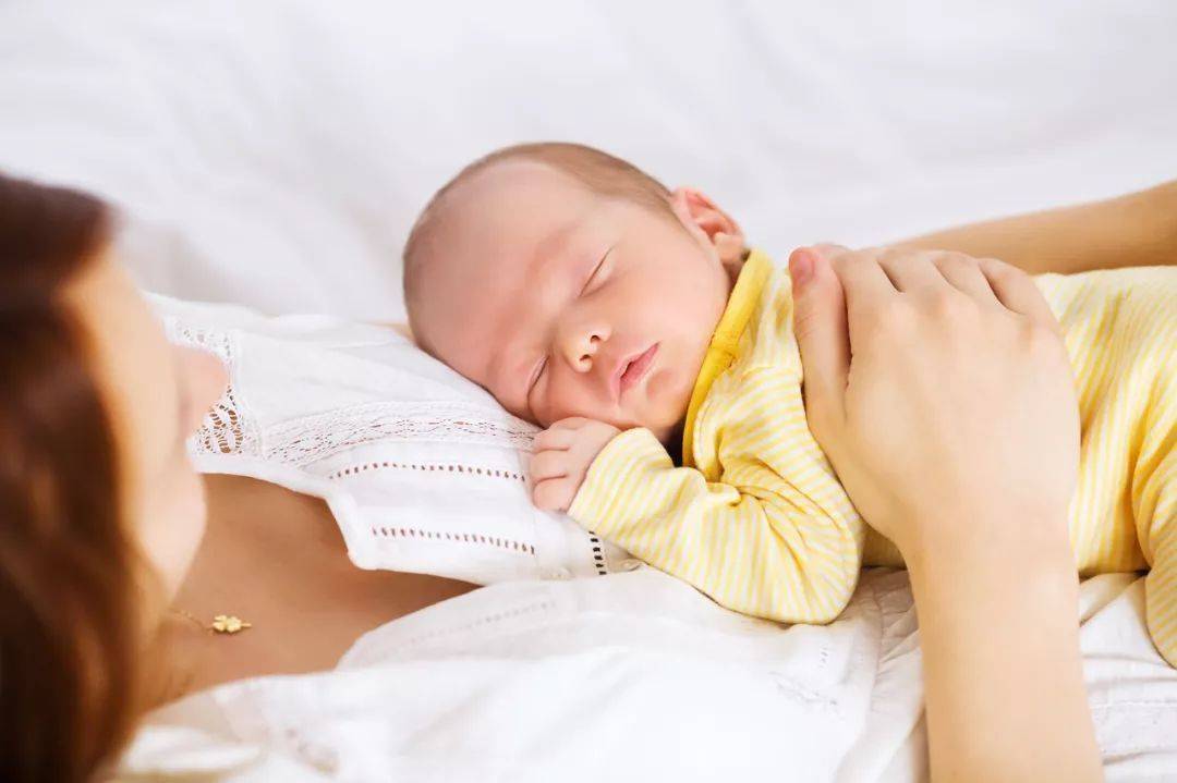 如何区分宝宝是溢奶还是吐奶?一一解释清楚,新手宝妈要牢记
