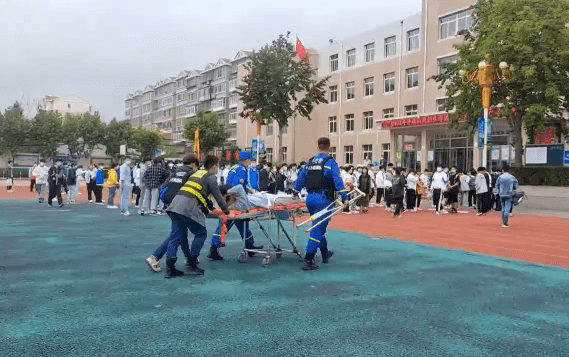 6月7日是高考第一天,在金普新区的大连市111中学考点旁,大连八方应急