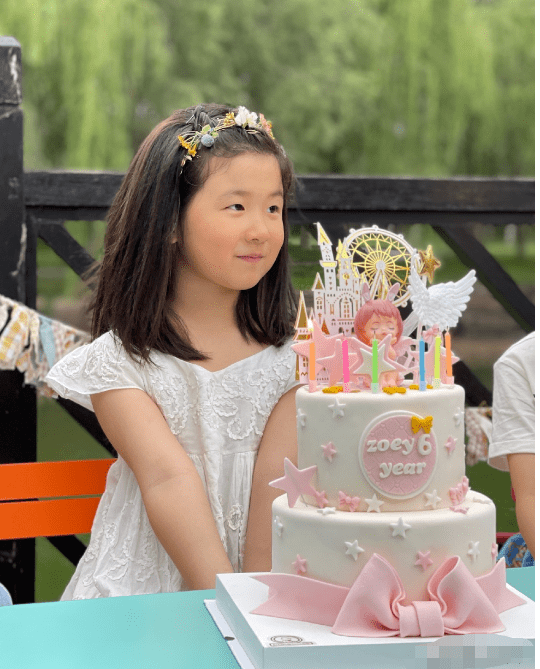 皮肤白皙水嫩打扮精致,五官和哥哥一个样_照片_寇静_镜头