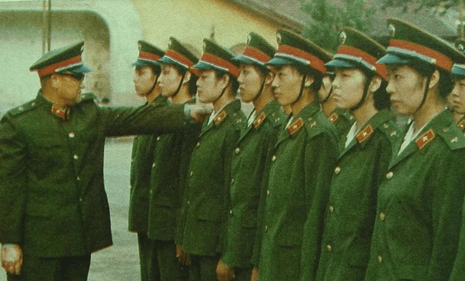 1988年,解放軍部隊又換髮了87式軍服.