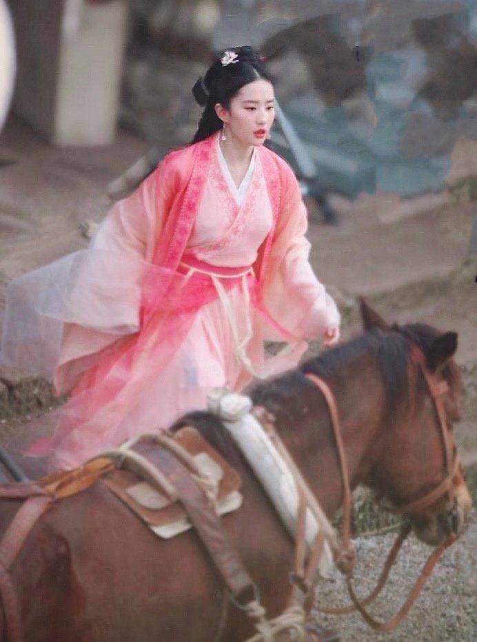 刘亦菲粉色古装路透来袭,甜美又仙气,网友:梦回王语嫣_可可_仙女姐姐