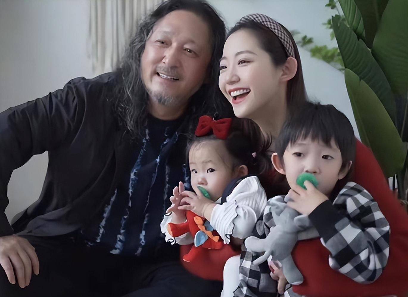 三宝真幸福啊,娶了小25岁的娇妻还生两娃,日常自拍都这么甜蜜!_照片_