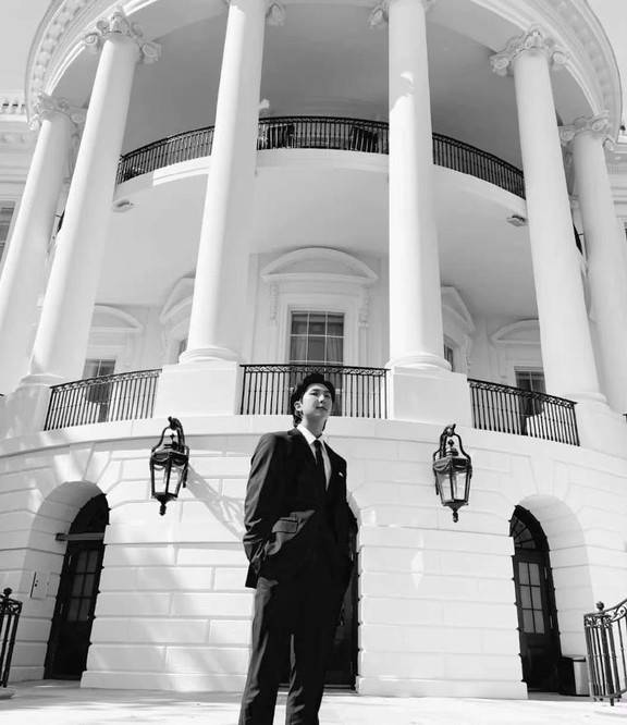 原创防弹少年团金南俊晒白宫认证照粉丝帅死了