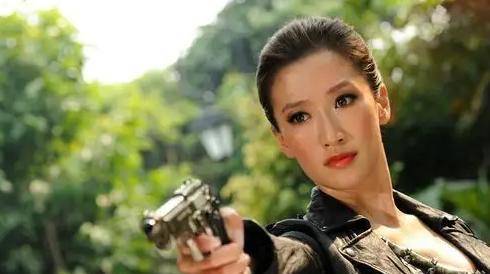 谢婷婷的名气很快就爆了起来,随后还出演了《绝色武器》等多部电影.