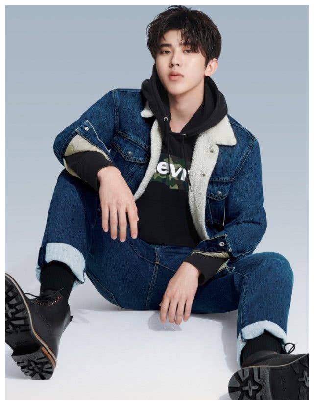 曾觉得蔡徐坤穿宽松裤是腿型不好,当他穿修身牛仔时,竹竿本竿!