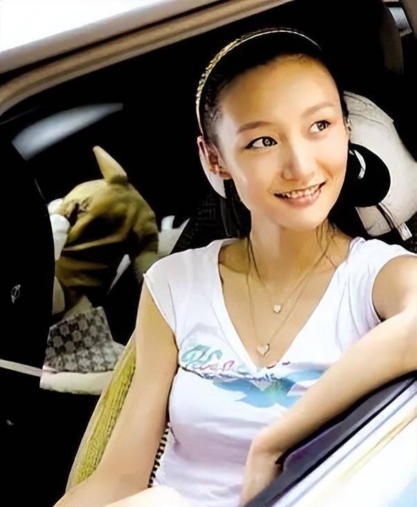 牛萌萌自此销声匿迹,王烁的身边却出现影视新宠周迅.