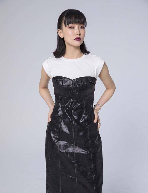 黄玲的穿搭很有造型,皮面外套配印花修身内搭,剪短发古灵精怪_黄龄