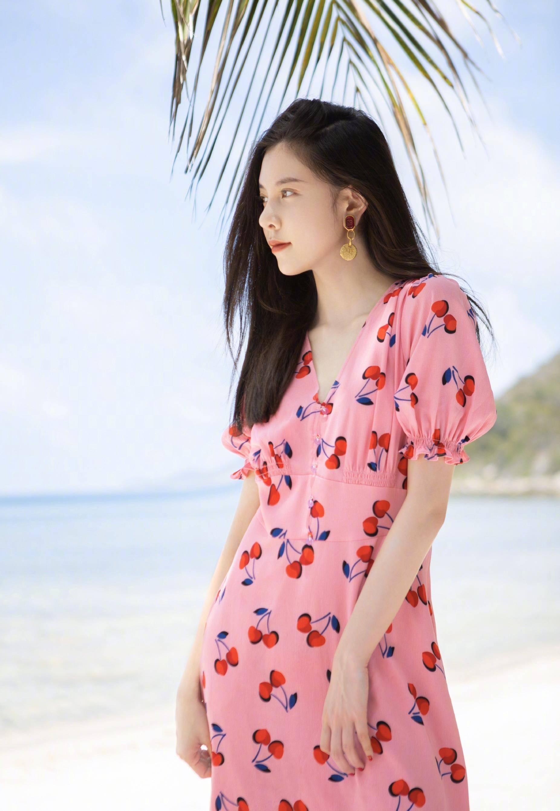 24岁如樱桃般甜美,宋妍霏晒海边度假照,粉色连衣裙清新可人_造型_时尚