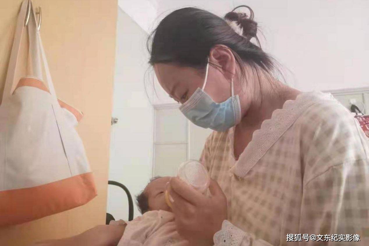 翟霞贇難以接受女兒生病的事實,經常抱著孩子痛哭,孩子已經沒了父親