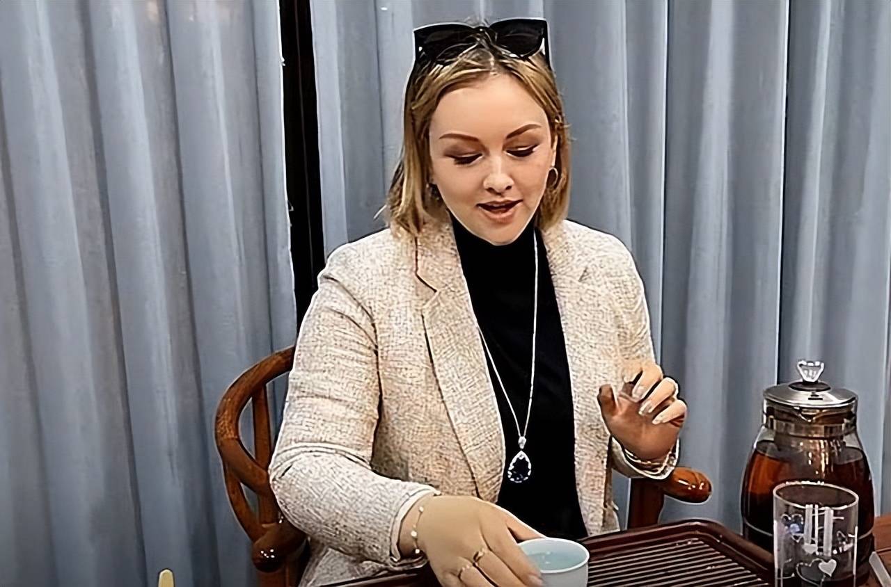 俄罗斯美女嫁江苏小伙,见婆婆收红包到手软,后弟妹也来中国_娜塔莎