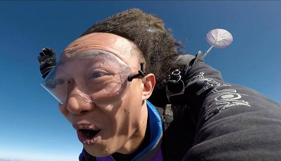 陈奕迅一直以搞笑艺人自居,好像没有吴彦祖这么有偶像包袱,小林还记得