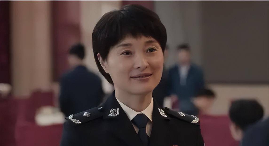 中,女星吴越就扮演一个内心活动不断的女黑警—公安局局长贺芸