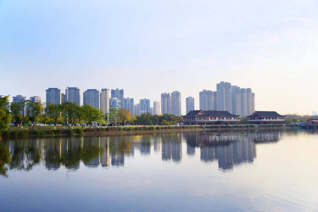 在自然资源方面,龙潭寺片区还靠近约1198亩北湖生态公园.