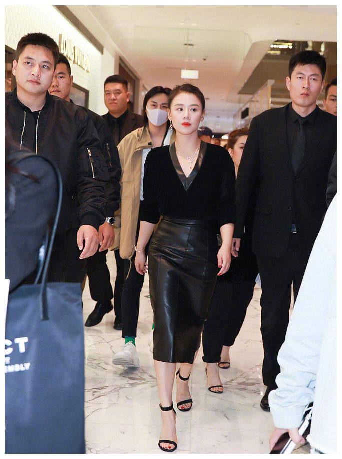 原创马思纯这身材女明星里罕见扎丸子头搭配黑色套装小蛮腰真吸睛