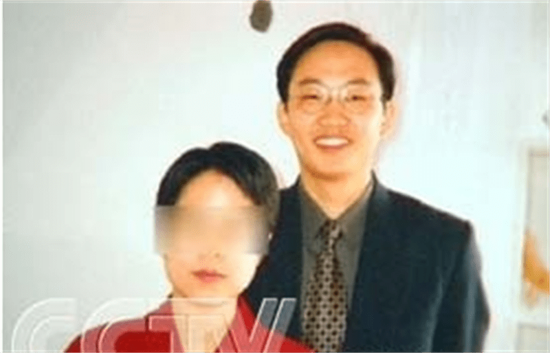 原创2003年苏州医生邱小强为娶情人给妻子下毒两年亲眼看着她死去