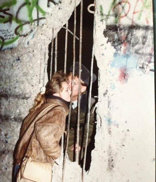 穿过柏林墙的偷偷亲吻,柏林墙隔离了东西柏林,却没有将爱情隔离