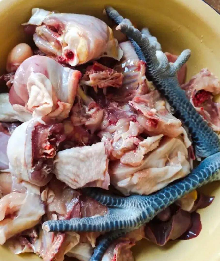 现杀的一只小鸡,连鸡血一起也接来了.