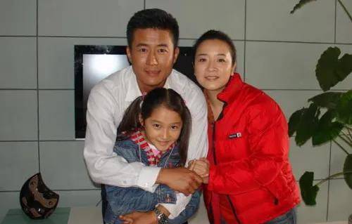 原创关晓彤亲姐近照曝光和妹妹境遇大不同关晓珊低调经营北京面馆