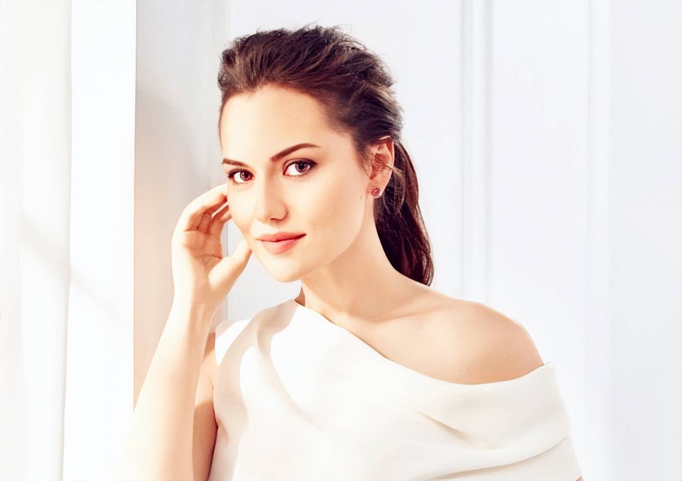 土耳其顶级混血美人,飘逸黑发窈窕身材,名媛式极简风自带奢华_女人