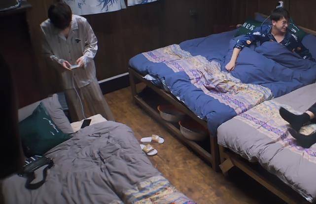 原创为啥何炅一直让张艺兴睡箱子当他在杨紫面前撒娇粉丝心疼了