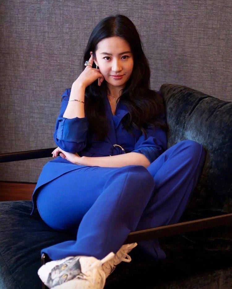 原创33岁刘亦菲生图曝光素颜怼脸照过于真实放飞自我没包袱