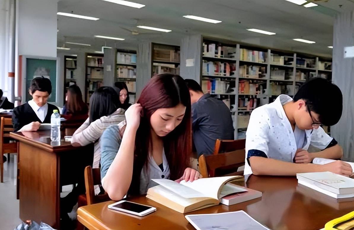 原创00后大学生用三国演义吐槽大学生活过来人看完后产生共鸣