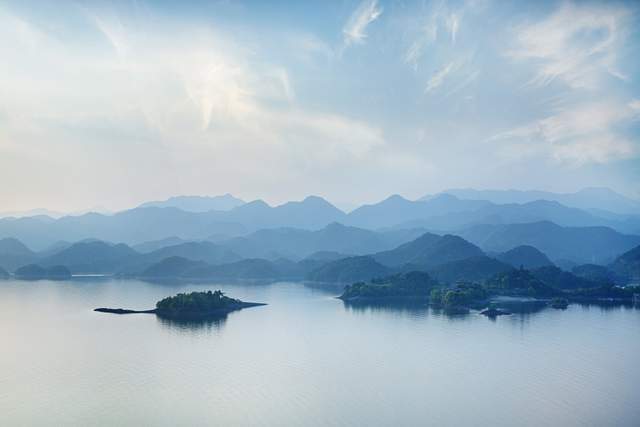 杭州最知名的景点之一，除了梅峰岛外，还有中国第一座锁具博物馆