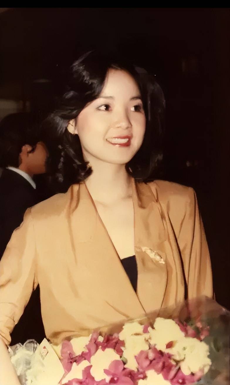 邓丽君的穿搭,才发现:她不仅歌声动人,衣品更是优雅高贵_旗袍_好身材