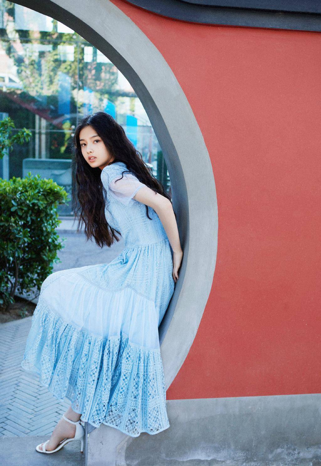 原创13岁艾米拍野生氛围感大片美得自然清新可是被指耍大牌