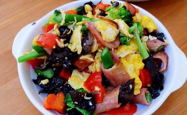 我家炒鸡蛋有时候是只用鸡蛋摊一大块鸡蛋饼,有时候就是像这样,用多种