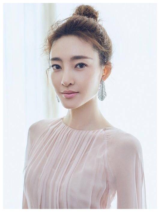 王丽坤很有"气质女神范,丸子头搭配连衣裙,34岁秒变24岁少女_女性_穿