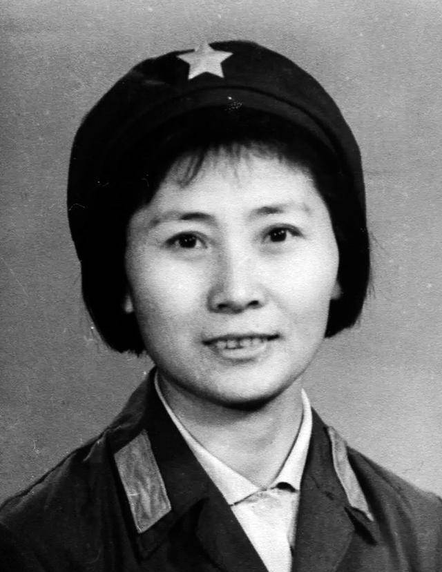 主演《永不消逝的电波》《苦菜花》,两进八一厂,88岁近况如何_袁霞