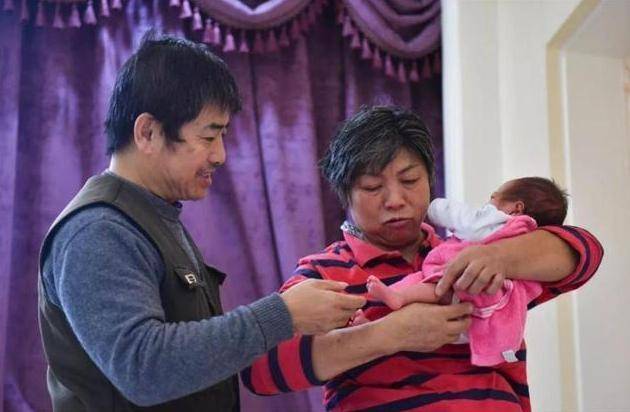 原创你不生我来生52岁妈妈拼二胎儿子气得直流泪谁来养