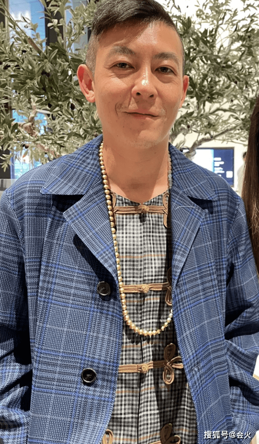41岁陈冠希与美女路人合影!鬓角发白法令纹明显